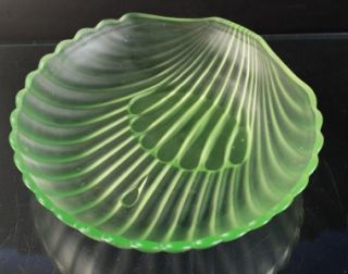 Walther Sohne Art Deco Uranium Glass Muschel Bowl