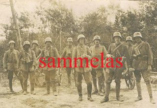 WK1 Foto Sturmtruppe vor Reims Stahlhelme Gasmasken Leiterwagen