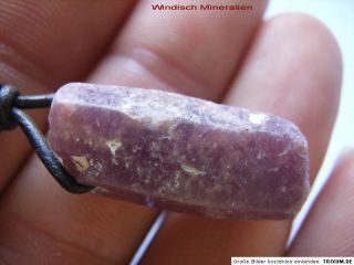 Erstklassiger RUBIN Kristall, gebohrt, am Lederband