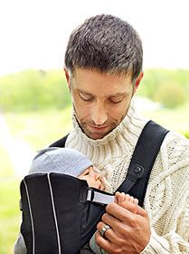 Der BABYBJÖRN Baby Carrier Active kann von Geburt an genutzt werden