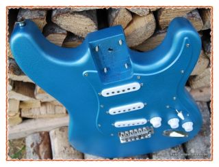 Gitarren Korpus / Body stratocaster Hammerschlaglack blau + Pickguard