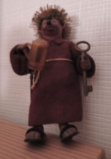 Alte Mecki Figur Mönch mit Schlüssel und Bierkrug / Dachbodenfund