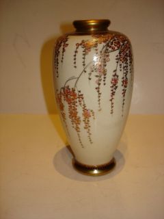Sign.Satsuma Vase mit Blütenbemalung Japan, späte Meiji Periode